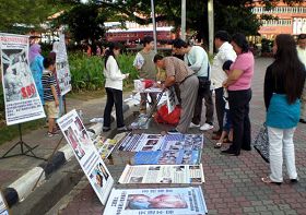 明白真相的民眾，排隊簽名譴責中共暴行