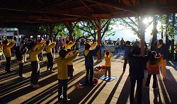 圖：法輪功學員和小弟子在日出的阿里山峰頂的祝山，迎著第一道晨曦煉功弘法。