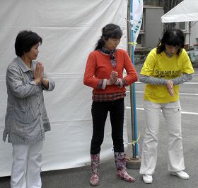 許多人跟著學煉法輪功