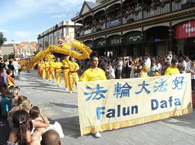 法輪功學員參加西澳弗曼多市節慶大遊行