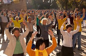 十三日上午，法輪功學員在羅馬維多利亞公園集體煉功。