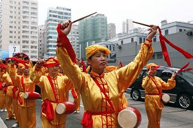 腰鼓隊在遊行途中表演。