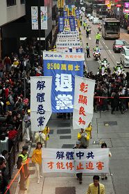 遊行隊伍在尖沙嘴鬧市行進，吸引路旁許多民眾觀看。