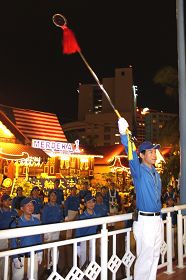 天國樂團來到甘榜摩登村長住所前演奏