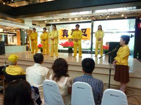 法輪功學員在「真善忍國際美展」期間演示功法