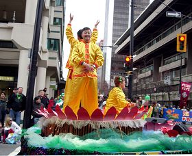 二零零八年三月十六日，溫哥華法輪功學員參加當地聖派翠克節遊行