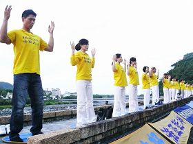 台東法輪功學員在知本溫泉河堤上集體煉功