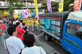 當揭露中共活摘器官的廣播宣傳車經過，大陸遊客側著耳朵，睜大眼睛