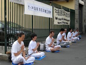 意大利法輪功學員在中領館前靜坐