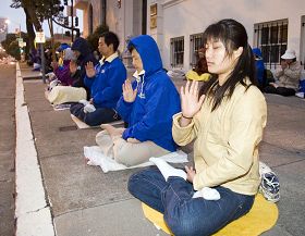 法輪功學員在中共使館前和平抗議