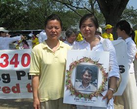 李茂勛的女兒李慧英和外孫女白雪在遊行起點