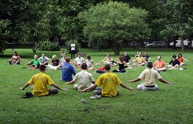 奧利瓦公園裏，波蘭民眾興致勃勃的學煉法輪功