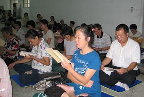 林嘉祥（右一）珍惜讀書學法，讓自己提升，圖為參加台北市明德國中大組學法交流活動