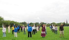 法輪功學員在愛丁堡「綠地公園」裏集體煉功