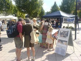 遊客駐足觀看真相展板