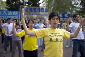 法輪功學員在羅斯福公園集體煉功