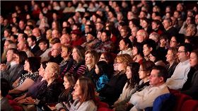 （二零一一年一月二十九日，神韻巡迴藝術團在美國水牛城上演兩場演出，觀眾莫不感歎於神韻所展現出來的精湛藝術與東方文化的神髓。）