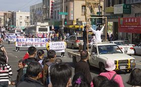 舊金山中國城的民眾在觀看遊行