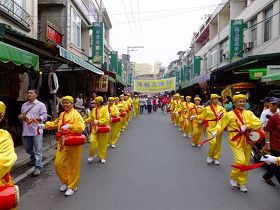 腰鼓隊參加遊行