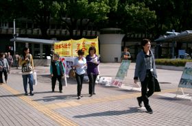 法輪功學員在名古屋市的最繁華地段設立真相點