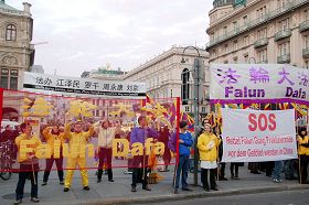 法輪功學員在卡拉揚廣場和平抗議中共迫害