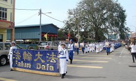 '天國樂團引導遊行隊伍走在東甲街上。'