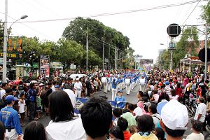 由法輪功學員組成的天國樂團為民眾表演。