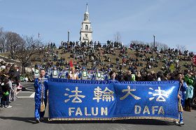 波士頓民眾登上古蹟多徹斯特高地觀看天國樂團表演