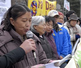 在中共監獄受迫害七年的法輪功學員黃新在集會上發言