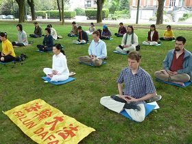 法輪功學員在中領館前煉功