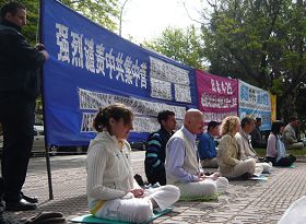 二零一一年四月十六日，西班牙法輪功學員中使館前紀念四二五，和平反迫害