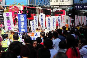 呼籲三退（退出中共黨、團、隊）的陣列，在港島區鬧市走過。