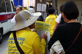 法輪功學員向大陸遊客勸三退。