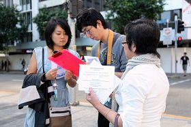 活動中很多民眾主動在徵簽表上簽名，反對中共迫害法輪功。