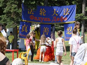 法輪功學員參加在莫斯科青少年創作公園舉辦的教育界聯歡節