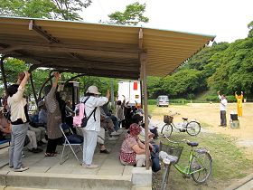 民眾觀看法輪功功法演示並學功