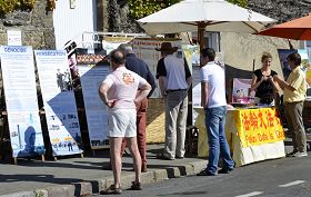 人們認真地閱讀法輪功真相展板