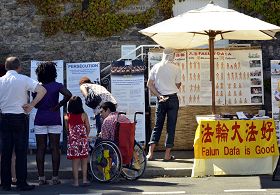 人們認真地閱讀法輪功真相展板