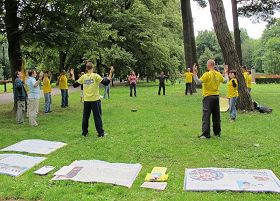 尤丹納公園裏，聞訊趕來學功的波蘭人加入煉功的行列