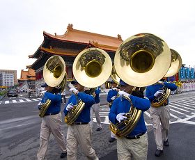 '二零一一年七月十七日下午三點半，「拯救善良停止迫害」大遊行，從國父紀念館出發，行經忠孝東路四段、忠孝東路三段、建國南路、仁愛路、金山南路、愛國東路、中山南路抵達自由廣場，全程約五點七公里。'