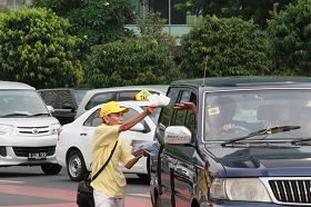 過往的車輛搖下車窗向學員索要真相資料。