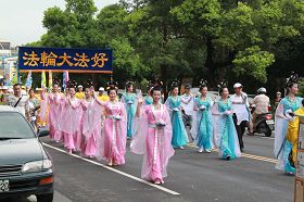 法輪功學員於高雄岡山區踩街，將法輪大法好的福音廣傳鄉民