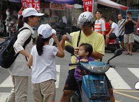 岡山區沿途民眾欣然接受法輪大法簡介資料以及繫有「法輪大法好」的紙蓮花吊飾