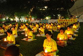 新加坡法輪功學員在芳林公園舉行燭光悼念活動