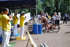 芬蘭學員在濱海公園，民眾簽名支持