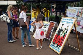 在濱海公園，路人駐足閱讀展板