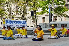 '法輪功學員在集會現場做法輪功功法演示'