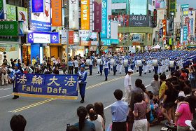 天國樂團龐大陣容為嘉義市民首見，天國樂團踩街所到之處萬人空巷