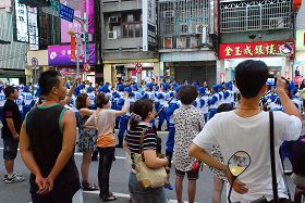 天國樂團遊經嘉義市重要道路，擠滿了人潮，爭睹天國樂團盛大的演出