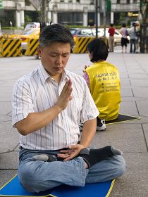 陳可仁在台北一零一景點發正念